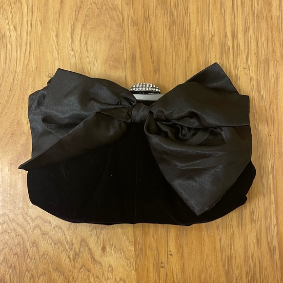 Neiman Marcus Handbags - 🚨ACCEPTING REASONABLE OFFERS🚨Neiman Marcus Velvet Satin Clutch/Crossbody Purse